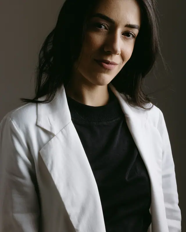 Beatriz Nogueira, biomédica esteta, de jaleco claro e camiseta escura