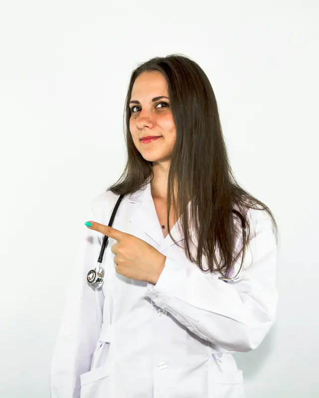 Camila Duarte, esteticista facial, de jaleco claro, em fundo branco