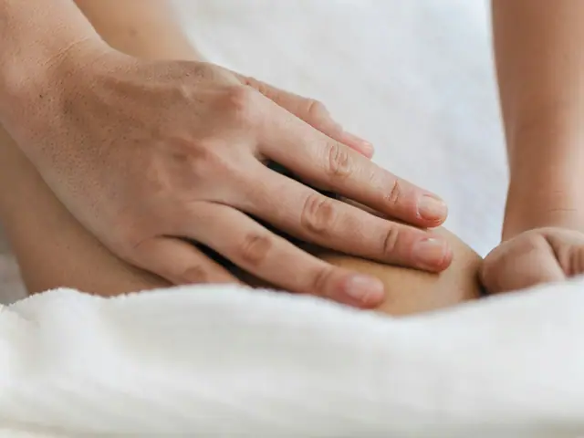 Mãos em manobra suave sobre uma toalha branca