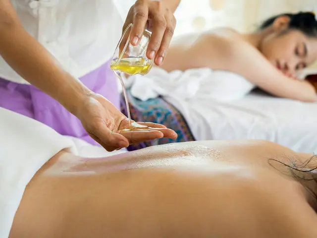 Óleo de massagem sendo aplicado nas costas de uma cliente