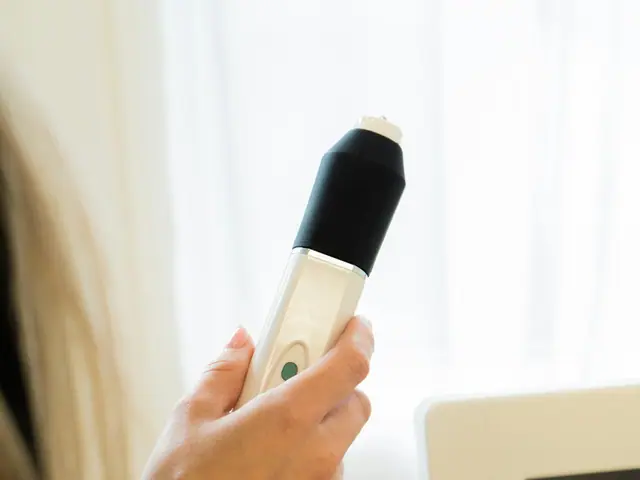 Aparelho de radiofrequência facial na mão de uma profissional, em ambiente claro