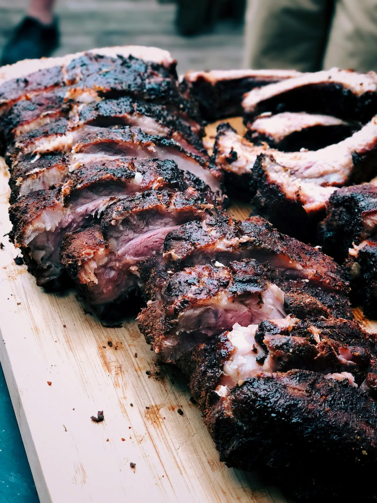 Costelas e carnes grelhadas na brasa, com a crosta escura e marcas do fogo